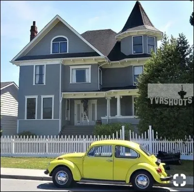 À qui est la voiture jaune ?