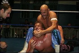 Qui est le catcheur au crne ras qui porte son camel clutch?