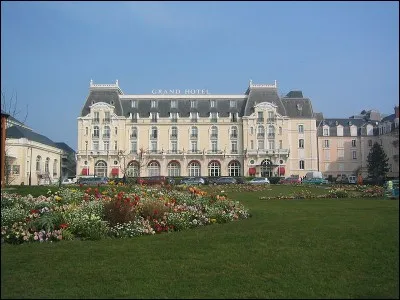 Ville de villégiature de Marcel Proust, quelle station balnéaire normande a été un lieu de rendez-vous de la grande bourgeoisie européenne, principalement française, anglaise, belge, suisse et russe durant la Belle Époque et l'entre-deux-guerres ?