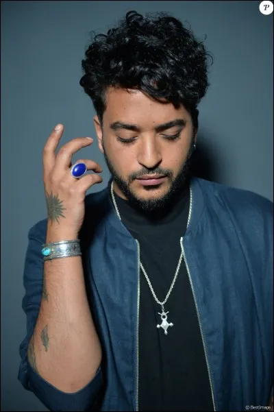 A-t-il des tatouages ?