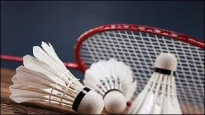 En combien de points, un set de badminton se joue-t-il au minimum en sachant qu'il faut deux points d'écarts pour l'emporter ?