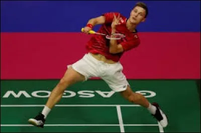 Quel joueur est tête de série numéro un, premier mondial au classement BWF (Badminton World Federation) et tenant du titre en simple hommes lors de cette 24 ème édition des championnats du monde de badminton ?