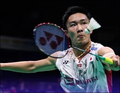 Quel joueur devient champion du monde après avoir remporté la finale du simple hommes aux dépens du troisième joueur mondial le chinois Shi Yuqi ?