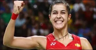 Après avoir remporté la finale du simple dames, quelle joueuse devient la seule joueuse de l'histoire à remporter un troisième titre mondial ?