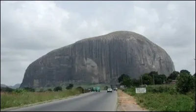 République fédérale composée de 36 états - Première puissance économique africaine - Pays troublé politiquement notamment en raison de poussées extrémistes - 250 ethnies composent le pays.