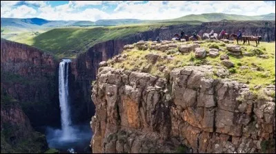 Monarchie constitutionnelle - Maseru est la plus grande ville de ce pays - Un pays dont la superficie équivaut à celle de la Belgique - Tout le territoire est situé au-dessus de 1 300 m d'altitude.