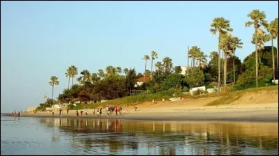 En 2013, ce pays quitte officiellement le Commonwealth - Pays d'Afrique de l'Ouest - L'islam est la religion majoritaire de cet état - L'île James, officiellement renommée île Kunta Kinteh en 2011 fait partie du patrimoine mondial de l'UNESCO.