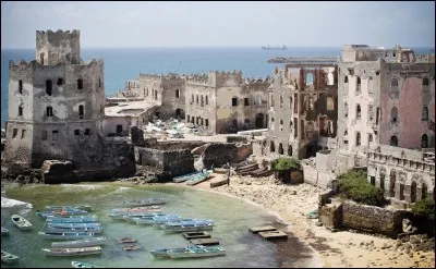 Pays situé sur la Corne de l'Afrique - En 1992, les USA lancent l'opération "Restore Hope", une intervention à but humanitaire, qui sera un échec - L'état du Puntland - Un pays de facto morcelé du fait d'un pouvoir central faible.