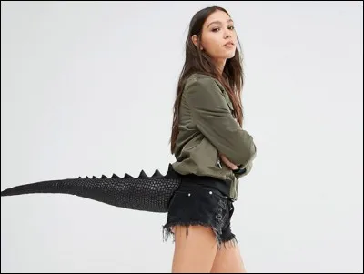Vous voulez plus de place dans le métro ou le bus (sans toutefois pouvoir s'assoir), une marque de vêtement l'a fait : voici le short à queue de dinosaure ou de crocodile. Un petit danger quand même...