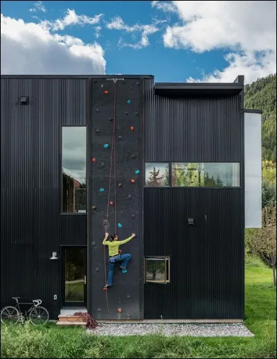 Quand on est fan, on est fan ! L'heureux propriétaire de cette maison a associé son hobby à son habitation. De quel sport s'agit-il ?