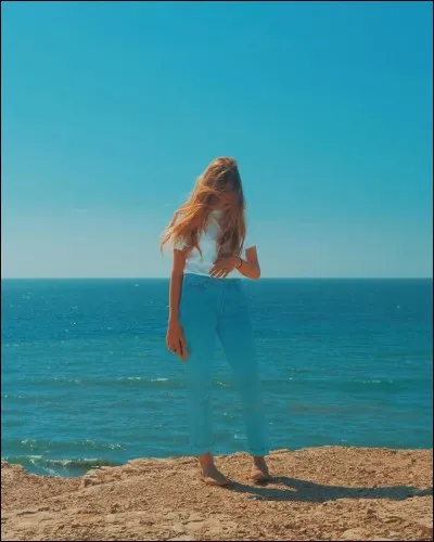 L'effet d'optique est réussi ! Voilà une occupation amusante pour les vacances. A votre avis, quelle couleur de pantalon aurait-il fallu devant la mer Rouge ?