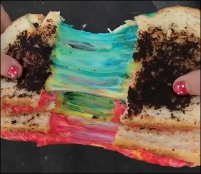 Dans le pays du "on mange n'importe quoi", voilà le sandwich multicolore ! A quoi est-il fourré ?