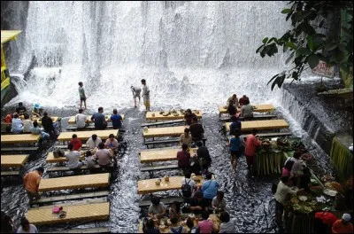 Par cette chaleur actuelle, il serait finalement moins surprenant de déjeuner dans ce restaurant dans la cascade. Outre le bruit, l'inconvénient pourrait toutefois être... ?