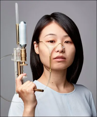 Cette jeune chinoise, Yi Fei Chen, a inventé l'objet qu'elle tient ici sur l'illustration. De quoi s'agit-il ?