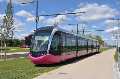 Choisissez l'opinion appropriée : " She doesn't have phone signal because she is .... the tramway " ?