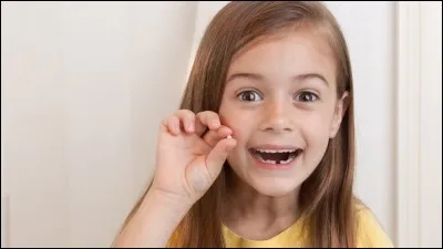 Croyance enfantine. La petite souris passe-elle pour mettre une pièce à la place de la dent qu'on a mis sous l'oreiller dans tous les pays ?