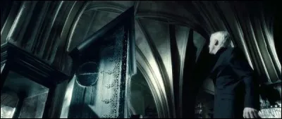 Comment s'appelle l'armoire que Drago Malefoy ouvre ?