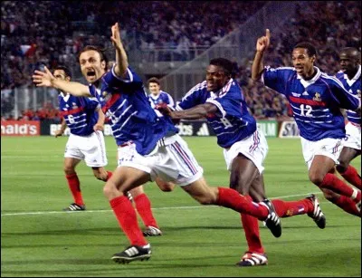 Combien d'étoiles dominent l'emblème de l'équipe de France ?