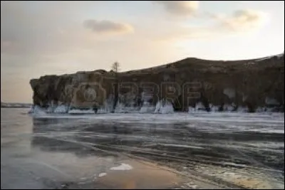 Quelle proportion de l'eau lacustre mondiale le Lac Baïkal contient-il ?