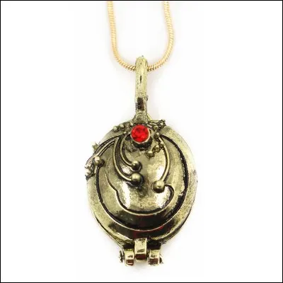 Qui a offert le collier de veine de Vénus à Elena ?