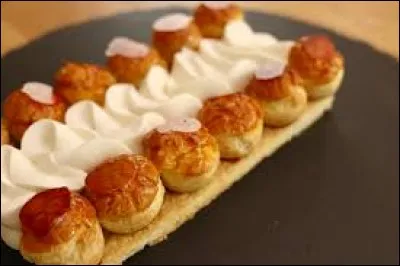 Origine : France (Paris)Constitution : fond de p&acirc;te feuillet&eacute;e, bris&eacute;e ou sabl&eacute;e, p&acirc;te &agrave; choux, cr&egrave;me p&acirc;tissi&egrave;re, caramel, cr&egrave;me chantilly.