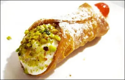 Origine : Italie (Sicile)Constitution : cro&ucirc;te en forme de coquille de p&acirc;te frite, ricotta, cr&egrave;me p&acirc;tissi&egrave;re ou cr&egrave;me de chocolat, pistaches.