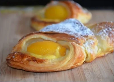 Origine : Alg&eacute;rie puis &eacute;tendu &agrave; Belgique, Espagne, France (Bretagne)Constitution : p&acirc;te brioch&eacute;e ou feuillet&eacute;e, cr&egrave;me p&acirc;tissi&egrave;re, abricots, petits morceaux de sucre ou sucre glace.