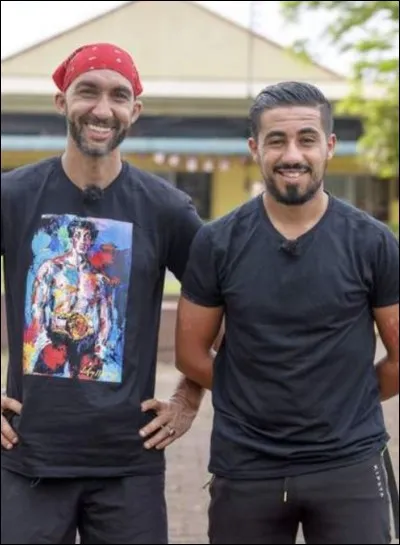 Medhi et Oussama ont passé une soirée dans un restaurant. Que font-ils pour remercier les salariés du restaurant ?