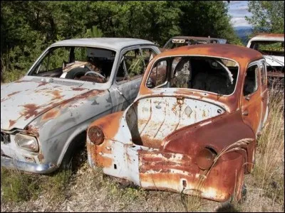 Quelle est cette voiture à gauche de la 4 CV ?