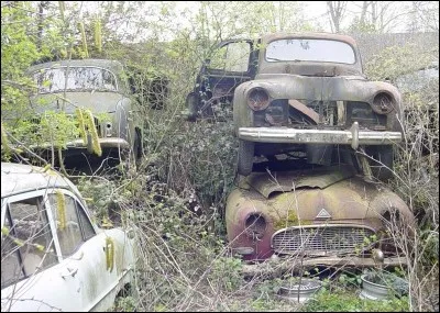 Quelle est la voiture qui se trouve sous la 203 ?