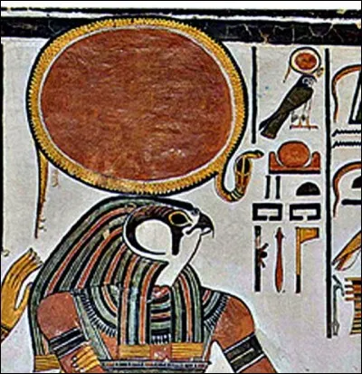 Qui est ce dieu égyptien représenté avec une tête de faucon surmontée du disque solaire ?