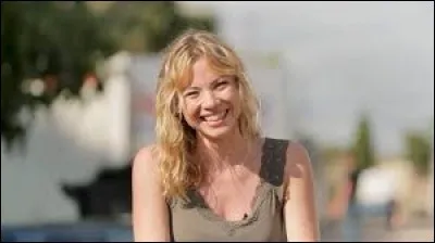 Comment s'appelle le magasin de journalisme d'Anna ?