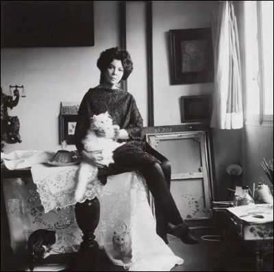 Son uvre est un hommage aux chats qu'elle nommait ''ces petits anges qui m'aident à vivre''. On ne finira jamais d'admirer ses toiles peuplées de personnages étranges. Qui est cette artiste peintre décédée en 1996 ?