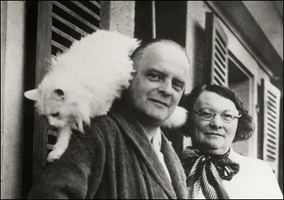 Pour Paul Klee, le chat est un dieu égaré sur la terre. Artiste peintre du XXe siècle, fasciné par les chats, comment a-t-il surnommé son dernier chat (en photo) ?