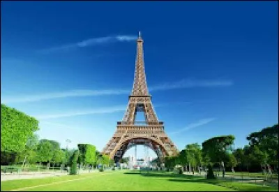 La tour Eiffel a une hauteur de 324 m&egrave;tres.