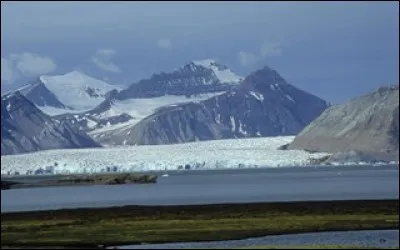 La fonte des glaciers est due au r&eacute;chauffement climatique.