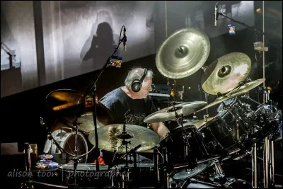 De quel musicien de rock progressif Ian Msoley était-il le batteur avant de rejoindre Marillion ?