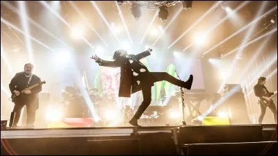 De quelle chanson sont issues ces paroles : "No religion, no restraint/ No direction, no complaints/ No future and no way out" ?
No time now to think about it"