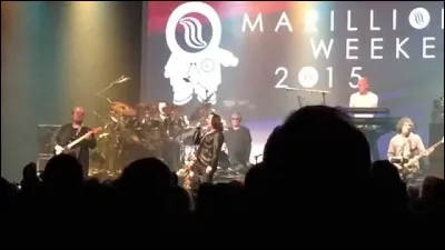 Comment se nomme l'activité organisée par le groupe lors de leurs conventions qui permet à des fans musiciens de prendre la place des membres le temps d'une chanson ?