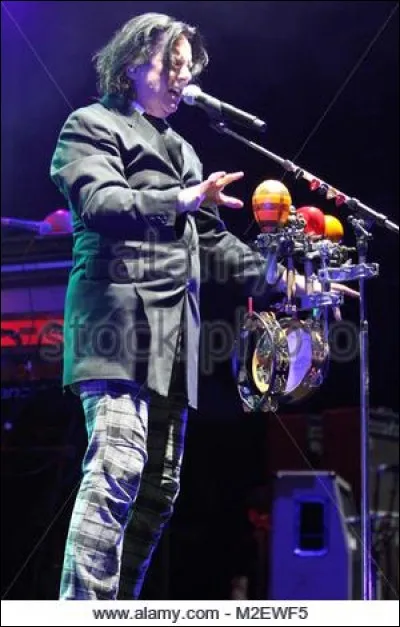 De quelle chanson sont issues ces paroles : "So if you want my address it's number one at the end of the bar" ?