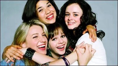 Les 4 filles les plus gentilles de l'&eacute;cole jouent dans un coin.