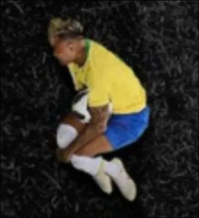 Quelle lettre Neymar a-t-il prise comme position ?