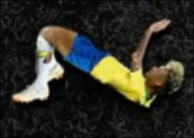 Quelle lettre Neymar présente-t-il ici ?