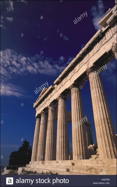 Un village de Grèce, situé près d'Athènes, a été complètement détruit par des incendies. Son nom est :