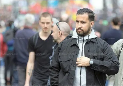 Un ex-chargé de mission à l'Élysée vient de se trouver un emploi de garde du corps auprès d'(e)...