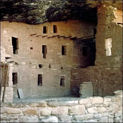 Situé à 2 600 m d'altitude, ce plateau abrite une importante concentration d'habitats indiens ancestraux dans des pueblos, construits du VIe au XIIe siècle. Certaines de ces habitations sont aménagées dans les falaises.
Situez ce laboratoire archéologique ?