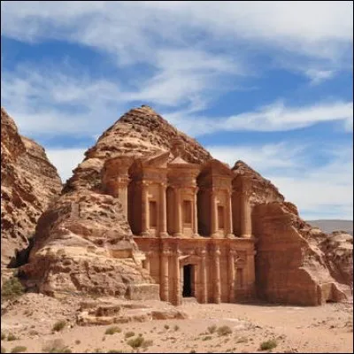 Cette cité caravanière nabatéenne, mi-construite et mi-sculptée dans le roc, est située entre la mer Rouge et la mer Morte. Elle fut, dans l'Antiquité, un carrefour important de l'encens, des soieries et des épices. Trouvez son nom.