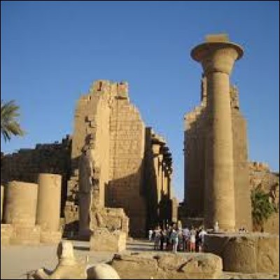 Elle était la ville du dieu Amon, capitale de l'Égypte du Moyen au Nouvel Empire. Franchement, il est très enrichissant de visiter les temples, tous les palais de Karnak et de Louxor : je vous recommande aussi, le spectacle Sons & Lumières qu'on y fait. Alors, quel est ce site millénaire ?