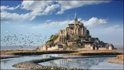 Cette abbaye bénédictine de style gothique est surnommée la Merveille de l'Occident. Un village est né à l'abri de ses murailles, car c'est aussi un ouvrage de fortifications avec plusieurs tours qui servirent,en outre, pendant la guerre de Cent ans.
La construction de l'abbaye, s'est faite du XIe au XVIe siècle et c'est devenu l'un des grands centres de pèlerinage médiéval : son nom s.v.p.