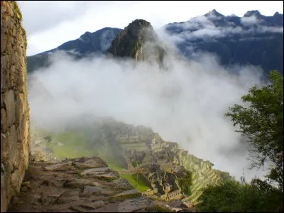 Voici sans doute la création urbaine la plus stupéfiante de l'Empire inca, à son apogée : créées au point de rencontre entre les Andes péruviennes et le bassin de l'Amazone, les structures en altitude se confondent avec les escarpements rocheux, dont elles paraissent le prolongement. Pouvez-vous identifier ce site, à la fois reconnu pour ses valeurs culturelles et naturelles ?